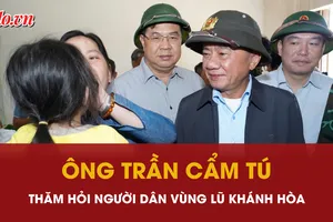 Ông Trần Cẩm Tú thăm hỏi người dân thiệt hại do mưa lũ ở Khánh Hòa
