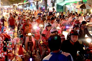 Đông nghẹt người xuống phố chơi Noel sớm
