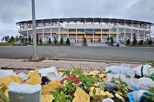 Rác bủa vây quanh khu liên hợp thể thao Lâm Đồng