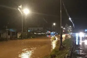 Quốc lộ 20 đoạn gần đèo Prenn ngập cục bộ, giao thông ách tắc