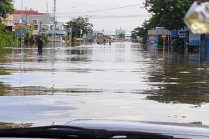 Lâm Đồng: Quốc lộ 1A ngập sâu, giao thông ách tắc