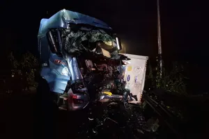 Phá cabin cứu tài xế mắc kẹt sau tai nạn trên đèo Bảo Lộc