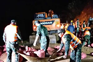 Lâm Đồng: Trắng đêm cứu hồ Cay An, di dời khẩn cấp hơn 500 người dân