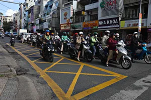 Đồng loạt triển khai vạch mắt võng, biển báo mới ở trung tâm Đà Lạt