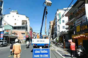 Đà Lạt tổng lực di dời trụ điện nổi trên đường Bùi Thị Xuân