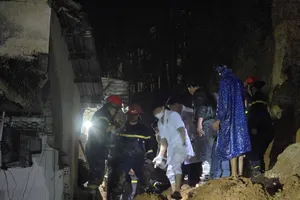  Lâm Đồng: Giải cứu thành công bé gái kẹt trong đống đất đá sạt lở 