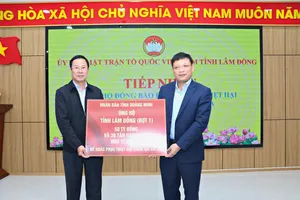 Đoàn công tác Quảng Ninh đến Lâm Đồng trao hỗ trợ 50 tỉ đồng và 30 tấn hàng hóa 