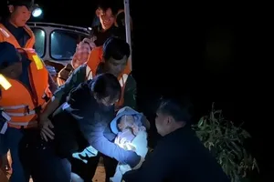 Lâm Đồng: Đưa kịp bé gái 5 tháng tuổi trong lũ dữ tại Cát Tiên 2 đi cấp cứu