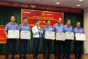 VKS TP nhận cờ thi đua dẫn đầu khối ngành kiểm sát