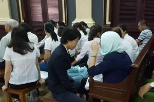 Tòa rối vì nữ bị cáo lại ẵm con mới sinh vào phòng xử