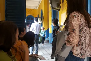 Tạm ngưng xử vụ bà Hứa Thị Phấn vì có người quậy tòa