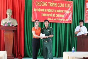 Sở Tư pháp TP.HCM thăm, tặng quà xã đảo Thạnh An