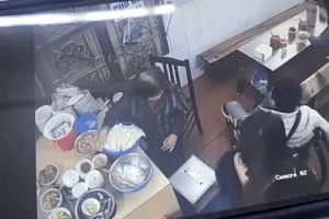 Video từ camera giám sát vụ quán phở bị tố 'đuổi khách vì ngồi xe lăn'