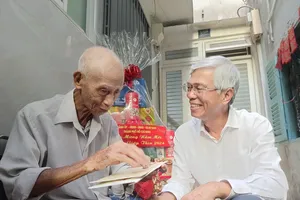 Phó Chủ tịch UBND TP.HCM Võ Văn Hoan đến thăm, chúc Tết, tặng quà các cá nhân, gia đình tiêu biểu