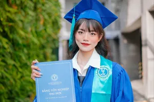 'Bóng hồng' tình nguyện viết đơn nhập ngũ: Màu xanh áo lính là mơ ước của em