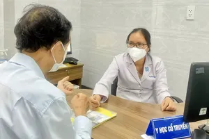 Bác sĩ khoa Y học cổ truyền (BV Thống Nhất) thăm khám cho bệnh nhân.