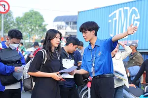 Thí sinh dự thi đánh giá năng lực do ĐH Quốc gia TP.HCM tổ chức năm 2023 tại điểm thi Trường ĐH Kinh tế - Luật. Ảnh: UEL