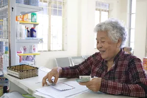 Người dân tìm hiểu tham gia BHXH tự nguyện ngày càng tăng. Ảnh: P.PHONG