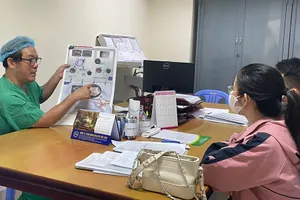 BS CKII Nguyễn Hữu Tiến tư vấn quá trình điều trị hiếm muộn bằng kỹ thuật thụ tinh trong ống nghiệm. Ảnh: THU DỊU