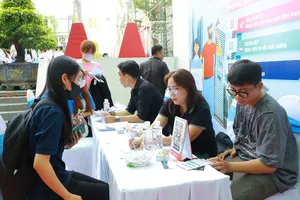 Công nhân tìm việc làm tại sàn giao dịch việc làm được tổ chức tại Trường CĐ Kinh tế TP.HCM vào tháng 3-2024. Ảnh: VÕ THƠ