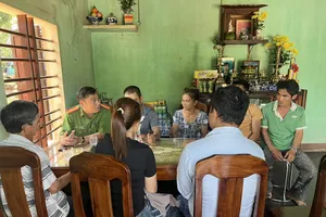 Công an phường Hoài Đức thông qua cơ sở dữ liệu quốc gia về dân cư tìm cách kết nối giúp chị NTHV tìm được cội nguồn.