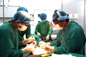 Bác sĩ BV Chợ Rẫy thực hiện một ca ghép tạng cho bệnh nhân. 