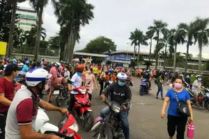 Công nhân Công ty PouYuen giờ tan tầm.