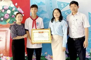 Chủ tịch tỉnh khen thưởng cho nam sinh lớp 8 cứu người đuối nước