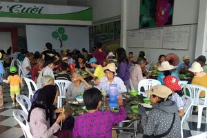 Từ quán cơm Nụ Cười 2.000 đồng đến xe cứu thương 0 đồng