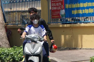 Báo động tình trạng học sinh đi xe phân khối lớn, không đội mũ bảo hiểm