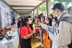 Sinh viên ngành điều dưỡng thực tập ở nước ngoài có thu nhập đến 70 triệu đồng/tháng