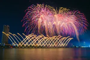 Huyện miền núi tỉnh Quảng Ngãi kêu gọi kinh phí để bắn pháo hoa (ảnh minh hoạ). Ảnh: PLO