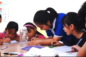 Sinh viên vượt khó dạy học miễn phí cho trẻ em nghèo