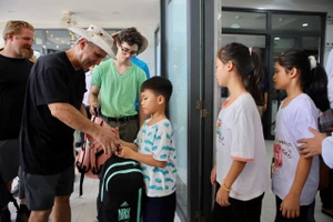 Hình ảnh hoạt động thiện nguyện của các thành viên tàu Hải quân Hoàng gia Canada Montréal 