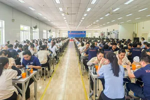 Bữa cơm công đoàn ấm lòng người lao động tại xí nghiệp may Khatoco