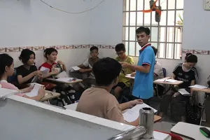 Ban ngày làm công nhân, tối về dạy học miễn phí cho trẻ em nghèo