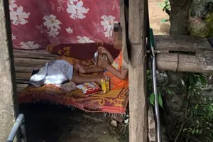 Bàn cách hỗ trợ bé trai 5 tuổi bị lở loét sống đơn độc trong căn lều