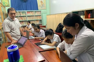 Nghị lực phi thường của thầy giáo khiếm thị dạy Toán