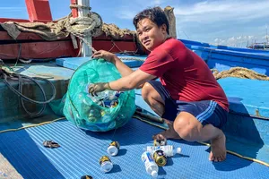 Ngư dân đưa rác về bờ: Chung tay làm sạch biển