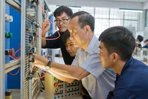 Thầy trò Trường ĐH Bách khoa (ĐH Quốc gia TP.HCM) trong một giờ thực hành tại trường. Ảnh: NHƯ QUỲNH