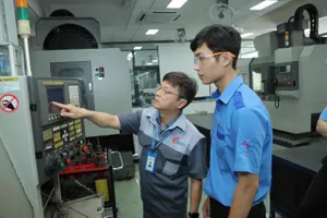 Trường ĐH Công nghiệp TP.HCM đặc biệt tạo điều kiện thuận lợi và chính sách hỗ trợ giảng viên nâng cao trình độ. Trong ảnh: Giảng viên trường đang hướng dẫn học trò thực hành. Ảnh: ICC