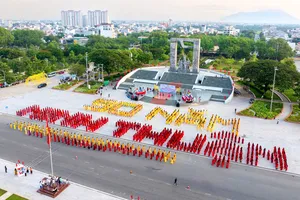 Ninh Thuận: Du khách trải nghiệm khinh khí cầu mừng 50 năm thống nhất