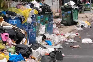 Bình Dương: Rác tồn đọng, tràn ra đường bốc mùi hôi thối trong khu dân cư