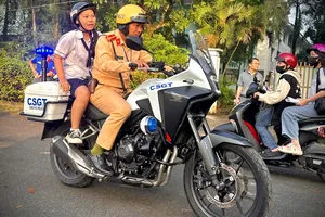 Để quên giấy tờ, nhiều thí sinh được CSGT TP.HCM hỗ trợ kịp giờ thi tốt nghiệp