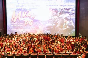 Cô hiệu trưởng bỏ tiền túi mời học sinh xem 'Mưa đỏ'