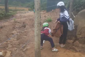 Đường dân sinh bị chặn, học sinh ở phường Langbiang tiếp tục chui rào kẽm gai đến trường