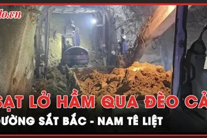 Sạt lở nghiêm trọng tại hầm qua đèo Cả, đường sắt Bắc - Nam tê liệt 