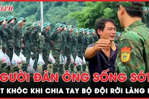 Người đàn ông mất cả gia đình sau thảm họa thôn Làng Nủ bật khóc khi chia tay bộ đội 