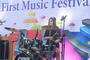 Học sinh trường chuyên cháy hết mình trong lễ hội âm nhạc 