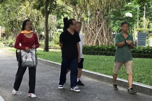 Lơ là việc đeo khẩu trang vì 'Việt Nam kiểm soát dịch tốt'